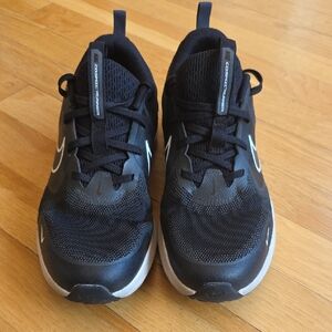 Nike Cosmic Runner Running Shoe Size Y7
